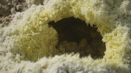 Heißes Schwefelloch in der Caldera