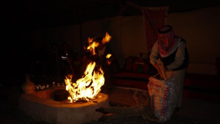 Wärmendes Feuer, Wüstenschloss Al Kharaneh