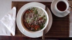 Pho Frühstück am Schiff, Vietnam