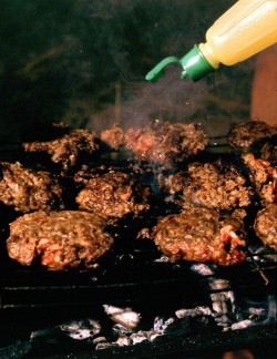 Fleischlaberln am Camping-Griller