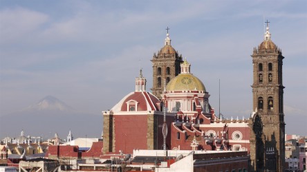Basílica Catedral de Puebla & mit Popocatépetl imHintergrund