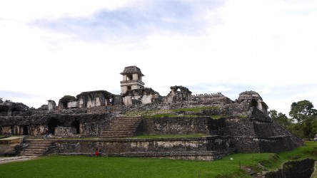 Ruinen einer ehemaligen Mayametropole im Tieflanddschungel bei Palenque