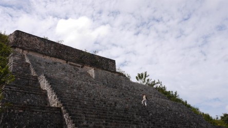 Herta erklimmt die Stufen, Uxmal