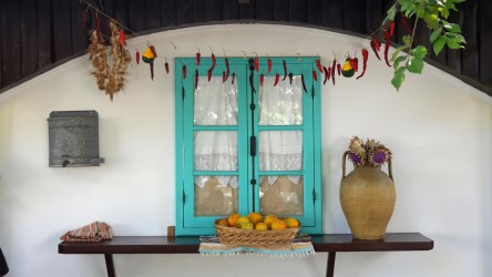 Taverna Oasis, Strinílas