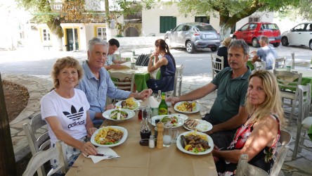 Lunch in der Taverna Oasis, Strinílas