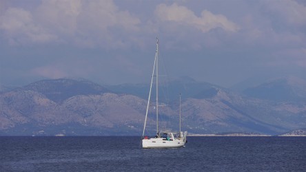 Nacht-Ankerplatz nahe Strandtaverne, Lefkimi