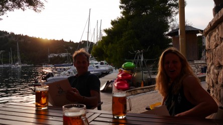 Sundowner in der Ankerbucht Mongonisi, Paxos