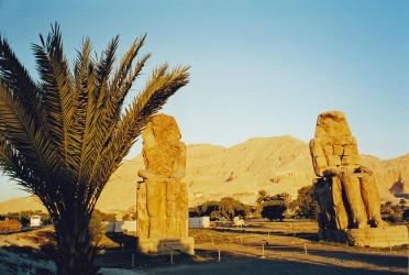 Memnonkolosse, Tal der Könige