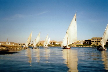 Feluken unter Segel, Assuan