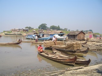 Ayeyarwady River bamboo workers village Bambus-Flößer-Dorf