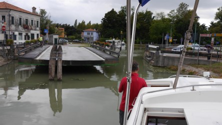 Passieren einer Drehbrücke am Brenta-Kanal