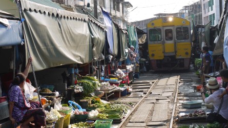 Zug kommt... Mae Klong Markt