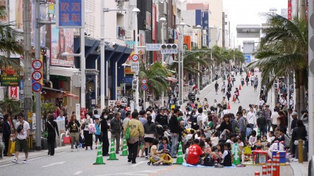 Straßenleben am Sonntag auf der Kokusai-dori