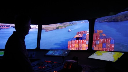 Captain Chris auf der Brücke im Besucherzentrum