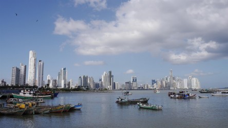 Skyline hinter dem Puerto Panamá