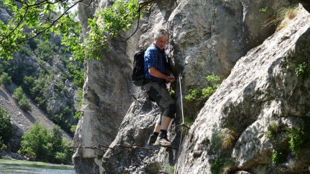 Am Seil über dem Fluss Krupa - © Peter