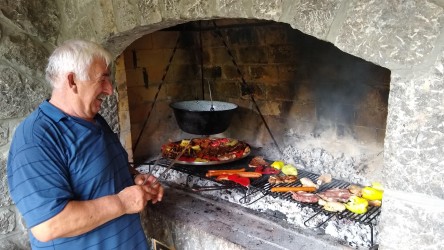 Grillmeister Michal bei der Arbeit