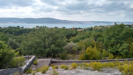 Alte Zisterne oberhalb der Orte
