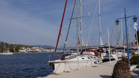 Komfortabel Längsseits in Poros