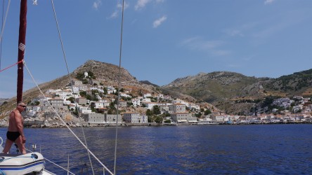 Vorbeifahrt an Hydra