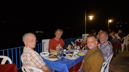 Hungrige Crew beim Abendessen