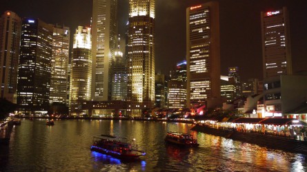 Boat Quay vor der Singapore River Skyline