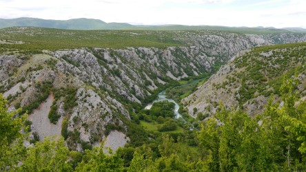 Winnetou-Landschaft am Weg zum Fluss Krupa