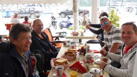 Hungrige Segler vor Schiffsübernahme