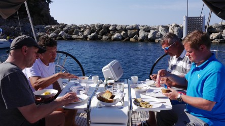 Frühstück an Bord, Votsi