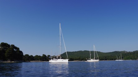 Die 'Airbender' vor Anker, O. Koukounaries