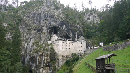 Predjamski Grad · Höhlenburg
