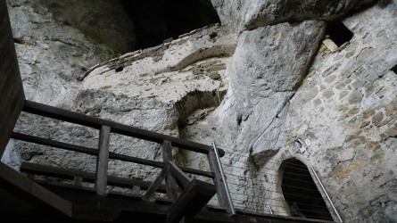 Predjamski Grad · Höhlenburg