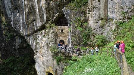 Eingang zur Höhle unter der Höhlenburg