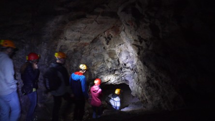Begehung der Höhle unter der Höhlenburg