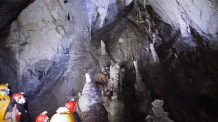 Begehung der Höhle unter der Höhlenburg