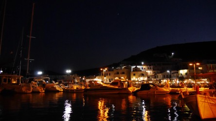 Nacht im Hafen von Loutra