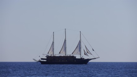 Dreimaster vor dem Kap Sounion