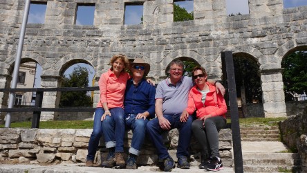 Die Reisenden im Amphitheater