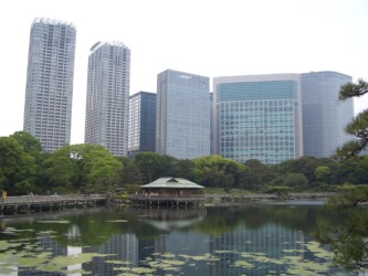 Hama-rikyū Gardens vor Hochhäusern