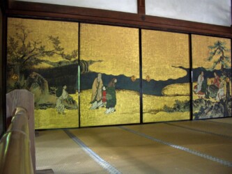 Traditionelle, bemalte Schiebetüre