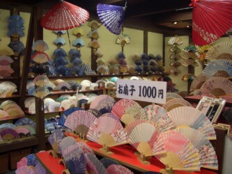 Papierfächer und -schirme