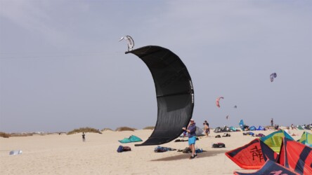 Kitevorbereitungen am Flag beach