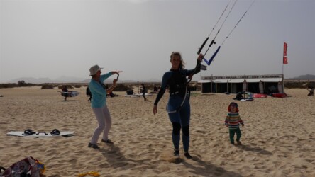 Kitevorbereitungen am Flag beach