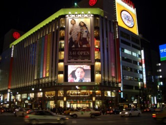 Ginza Shopping bei Nacht