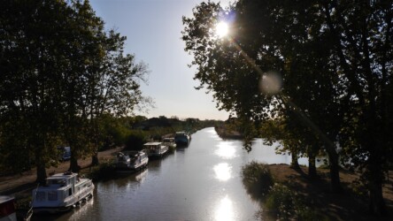 Abendlicher Canal in Homps