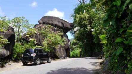 wilde Durchfahrt unter Granitfelsen