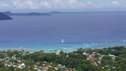 Blick auf Hafen von La Digue