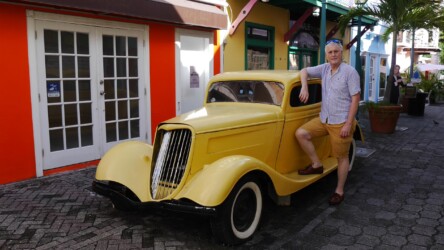 zwei Oldtimer in der Old Street