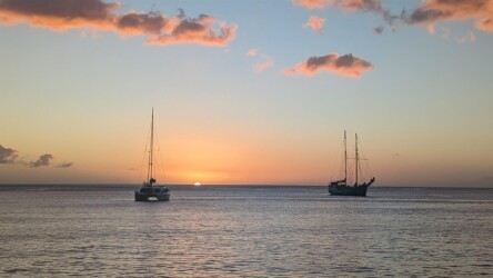 Die Sonne versinkt im Karibischen Meer
