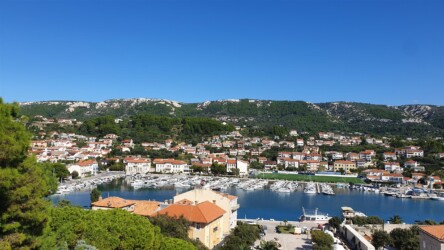 Blick von Stadtmauer über Raber Bucht